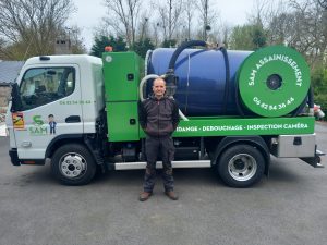 Photo de SAM devant son camion