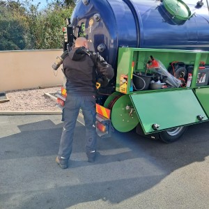 Photo de SAM derrière le camion en cours débouchage