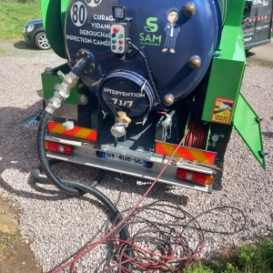 Photo arrière du camion de SAM avec tuyaux connectés